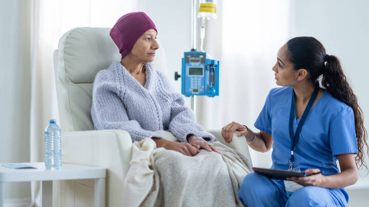 Ein neues Versorgungsmodell an der Uniklinik Köln soll die Pflege von onkologisch erkrankten Menschen mit Sprachbarrieren verbessern. Pflegeexpertinnen und -experten übernehmen eine zentrale Rolle.