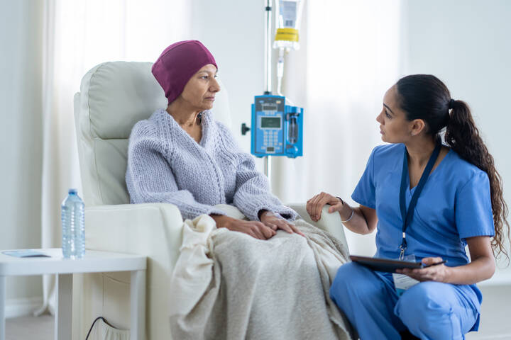 Das RKI hat neue Krebszahlen für 2023 veröffentlicht: 517.800 Neuerkrankungen, sinkende Mortalität, deutliche Unterschiede zwischen Tumorarten. Was Pflegefachpersonen wissen sollten.