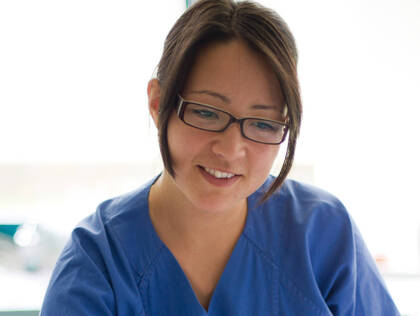 Das Konzept empCARE vermittelt, wie reflektierte Empathie nicht nur die Beziehung zu Patienten vertieft, sondern auch Pflegende stärkt und vor Überlastung schützt. 