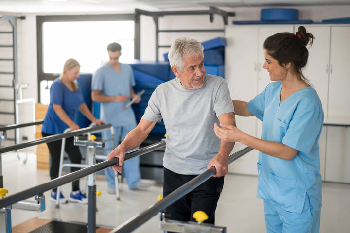 Rehabilitationseinrichtungen dürfen erstmals an der Pflegeausbildung teilnehmen – im Rahmen befristeter Modellprojekte. Die Vorhaben müssen wissenschaftlich begleitet und ausgewertet werden. 