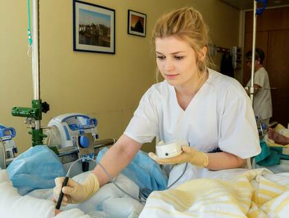 Eine Verbleibstudie untersuchte, in welchen Bereichen Absolventen eines ausbildungsintegrierenden Pflegestudiums in NRW tätig werden. 