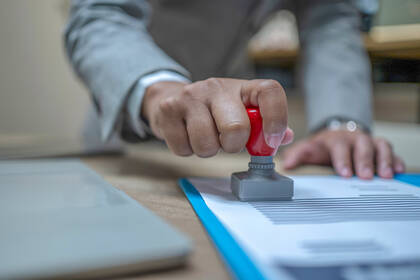 Pflegeeinrichtungen setzen auf internationals Pflegefachpersonal – doch Bürokratie bremst die Integration.  Pflegeeinrichtungen setzen auf internationals Pflegefachpersonal – doch Bürokratie bremst die Integration.