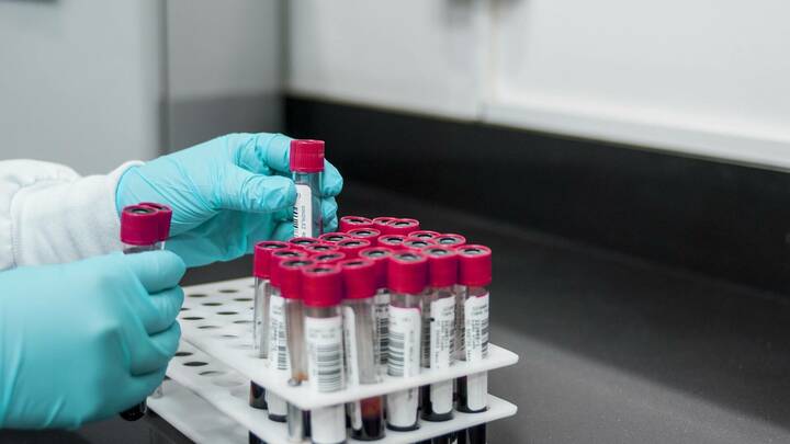 Für Pflegende und medizinisches Personal sind regelmäßige Corona-Tests nicht vorgesehen, kritisiert die Präsidentin der Pflegekammer Niedersachsen. 