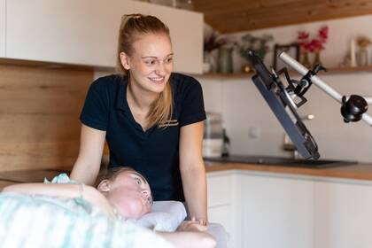 Der Bundesverband Häusliche Kinderkrankenpflege warnt vor einem Versorgungsengpass bei schwerstkranken Kindern. Eine neue Kampagne soll die Bedeutung des Berufsfelds sichtbar machen. Der Bundesverband Häusliche Kinderkrankenpflege warnt vor einem Versorgungsengpass bei schwerstkranken Kindern. Eine neue Kampagne soll die Bedeutung des Berufsfelds sichtbar machen.