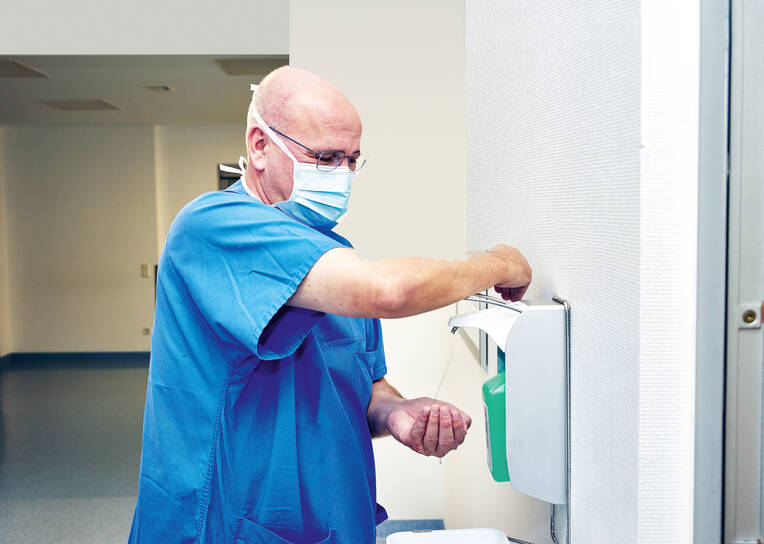 Über die Auswirkungen auf die Praxis der Leitlinie zur Händedesinfektion und Händehygiene der Deutschen Gesellschaft für Krankenhaushygiene.