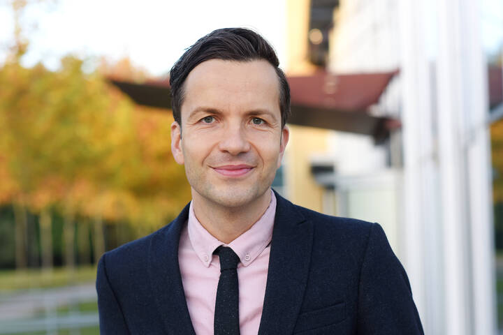 Eine Einschränkung des Zugangs zur Pflegeversicherung spart nicht, sondern verlagert Probleme. Warum der Pflegewissenschaftler und Professor für Klinische Pflege an der Hochschule Neubrandenburg, Stefan Schmidt, vor einer riskanten Fehlsteuerung warnt.