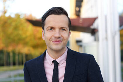 Eine Einschränkung des Zugangs zur Pflegeversicherung spart nicht, sondern verlagert Probleme. Warum der Pflegewissenschaftler und Professor für Klinische Pflege an der Hochschule Neubrandenburg, Stefan Schmidt, vor einer riskanten Fehlsteuerung warnt.