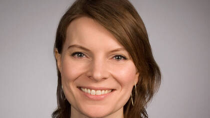 Die CSU-Bundestagsabgeordnete Emmi Zeulner hat zwei Pflegefachpersonen mit akademischer Ausbildung ins Parlament eingeladen und fordert mehr Verantwortung für den Pflegeberuf. Die CSU-Bundestagsabgeordnete Emmi Zeulner hat zwei Pflegefachpersonen mit akademischer Ausbildung ins Parlament eingeladen und fordert mehr Verantwortung für den Pflegeberuf.