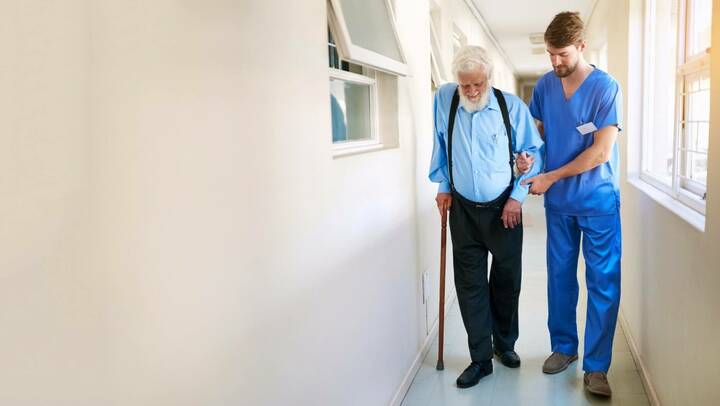 Brandenburg benötigt in den kommenden 9 Jahren insgesamt mehr Pflegende als derzeit im Land tätig sind.