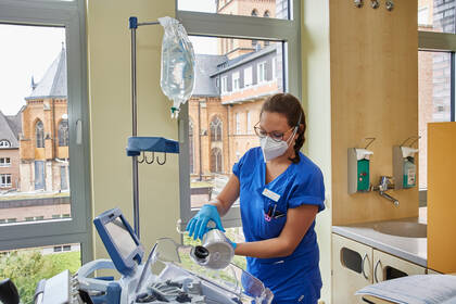 Die DGF fordert die systematische Integration der Fachweiterbildung von Pflegefachpersonen in das BAPID-Modell und ihre verbindliche Einstufung auf DQR-Level 6.