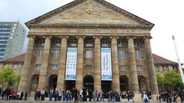 Pflegeschülerinnen und -schüler diskutieren im Kongress Palais Kassel am 5. November 2021 wieder mit Expertinnen und Experten aus der Gesundheitsbranche.