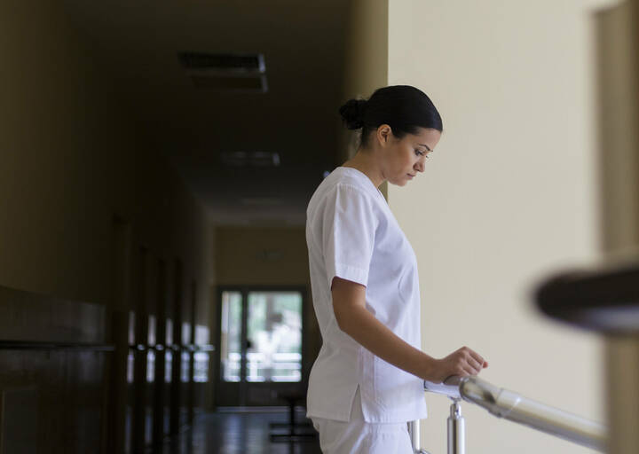 Laut einer Umfrage sucht mehr als jede vierte Pflegeperson wegen hoher Arbeitsbelastung einen anderen Job. Besonders unzufrieden sind Intensivpflegende.