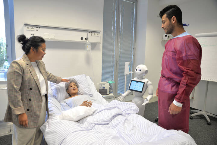 Ein neues Projekt der Universitäten Trier und Eindhoven erforscht, wie Fachkräfte in der Pflege einer möglichen robotischen Unterstützung gegenüberstehen.