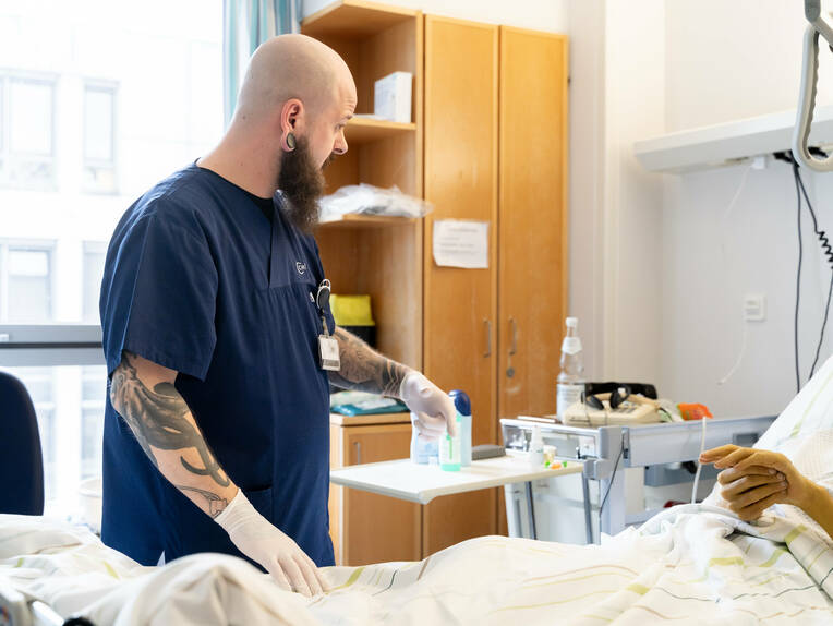 Das DIP hat untersucht, was die Umsetzung der Vorbehaltsaufgaben für Pflegefachpersonen behindert und wie Abhilfe geschaffen werden kann. 