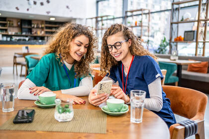 Immer mehr Pflegekräfte nutzen Instagram, um Einblicke in ihren Berufsalltag zu geben. Tipps für den erfolgreichen Einstieg, mehr Sichtbarkeit und digitale Reichweite.