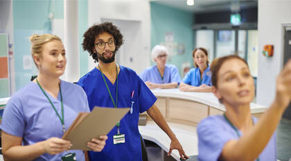 Was bedeutet ein geringerer Anteil an Pflegefachpersonen und ein höherer Anteil geringer qualifizierter Pflegender für die Versorgungsqualität?