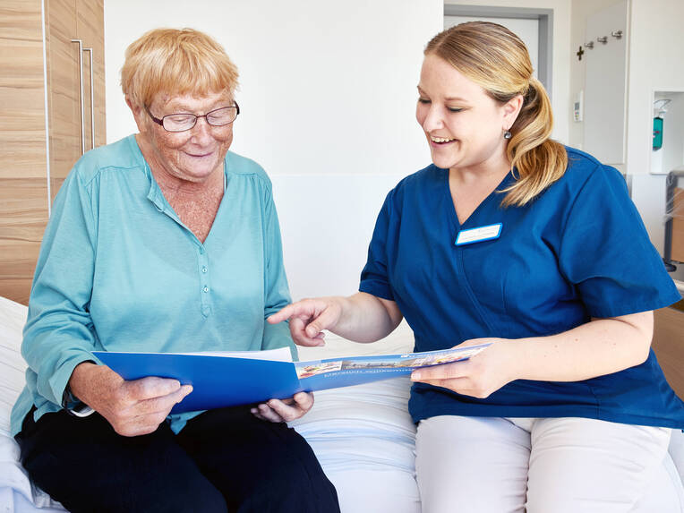 Die "Wittener Werkzeuge" stärken Kommunikation in der Pflege. Wie Achtsamkeit, Mitgefühl und Selbstfürsorge Beziehungen und Pflegequalität verbessern.