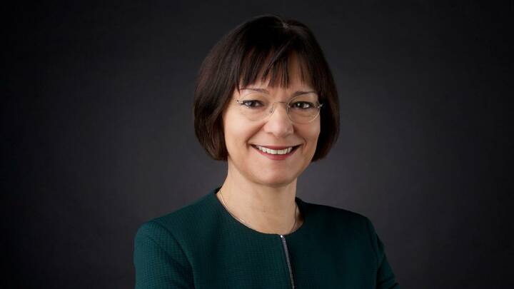 DBfK-Bundesgeschäftsführerin Klapper fordert einen neuen Blick auf die Profession Pflege, um die  Berufszufriedenheit wiederherzustellen.