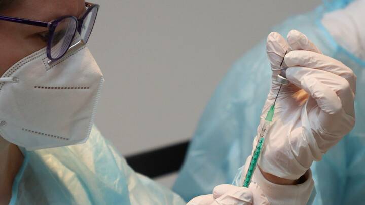 Eine vierte Corona-Impfung soll dafür sorgen, dass Ärzte und Pflegende nicht ausfallen und das Gesundheitssystem nicht kollabiert.