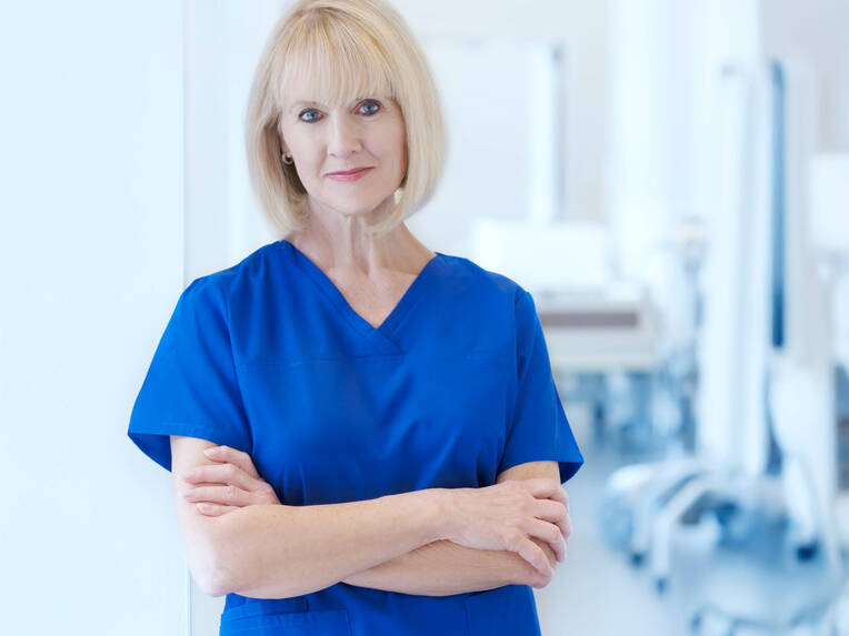 Ältere Mitarbeitende als Wissensspeicher und Stabilitätsanker: Warum Kliniken von ihrer Erfahrung profitieren – und welche Maßnahmen helfen, sie zu halten oder zurückzugewinnen.