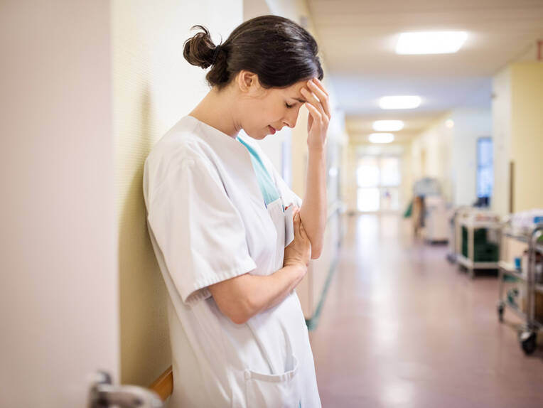 Migräne im Pflegeberuf: Zwei Pflegefachkräfte berichten über ihre Strategien, um trotz Migräne mit Freude zu arbeiten und die doppelte Belastung zu bewältigen.