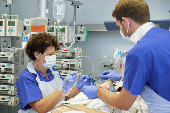 Die Unimedizinen Rostock und Greifswald wollen mit neuen Aus- und Weiterbildungsangeboten die professionelle Pflege aufwerten. 