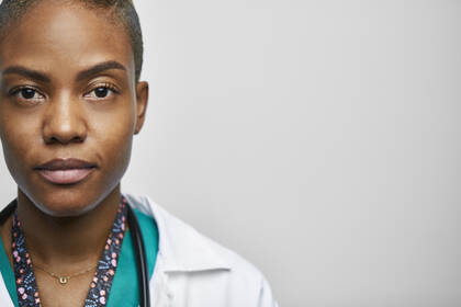 Internationale Pflegefachpersonen stoßen in Deutschland auf bürokratische Hindernisse, eingeschränkte Befugnisse und Diskriminierung. Internationale Pflegefachpersonen stoßen in Deutschland auf bürokratische Hindernisse, eingeschränkte Befugnisse und Diskriminierung.