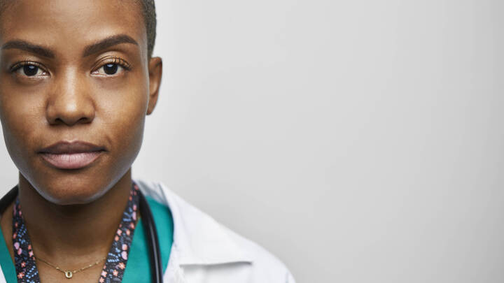 Geduldete Flüchtlinge dürfen in Baden-Württemberg eine Altenpflegeausbildung ohne Arbeitserlaubnis beginnen. Die aktuelle VGH-Entscheidung könnte für die gesamte Pflegebranche relevant sein.