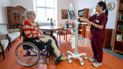 Ein bundesweites Modellprojekt erprobt den Nutzen von Telepflege in der stationären Langzeitpflege. Die Idee ist: Wenn eine Hilfskraft fachlichen Rat braucht, schaltet sie eine Fachkraft per Video dazu. 