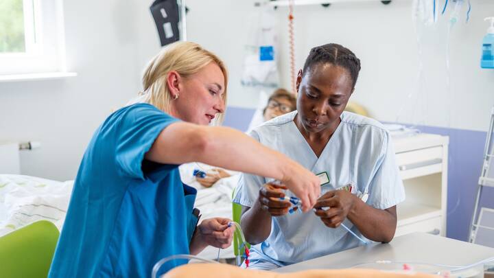 SRH führt 2026 ein standortübergreifendes Praxiscurriculum für die Pflegeausbildung ein. Ziel sind bessere Ausbildungsstrukturen und mehr Fachkräfte.