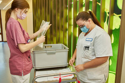 Die Landespflegekammer warnt vor Versorgungsengpässen, fordert Investitionen in Klimaschutz für Pflegeheime – und rechtfertigt zugleich höhere Mitgliedsbeiträge. Die Landespflegekammer warnt vor Versorgungsengpässen, fordert Investitionen in Klimaschutz für Pflegeheime – und rechtfertigt zugleich höhere Mitgliedsbeiträge.