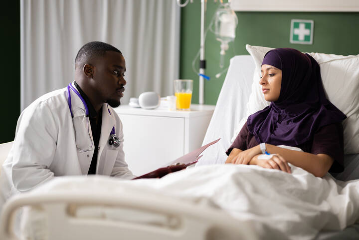 Eine neue Studie zeigt verbreitete rassistische Erfahrungen im Gesundheitssystem. Ein Leitfaden empfiehlt Kliniken konkrete Maßnahmen gegen Diskriminierung.