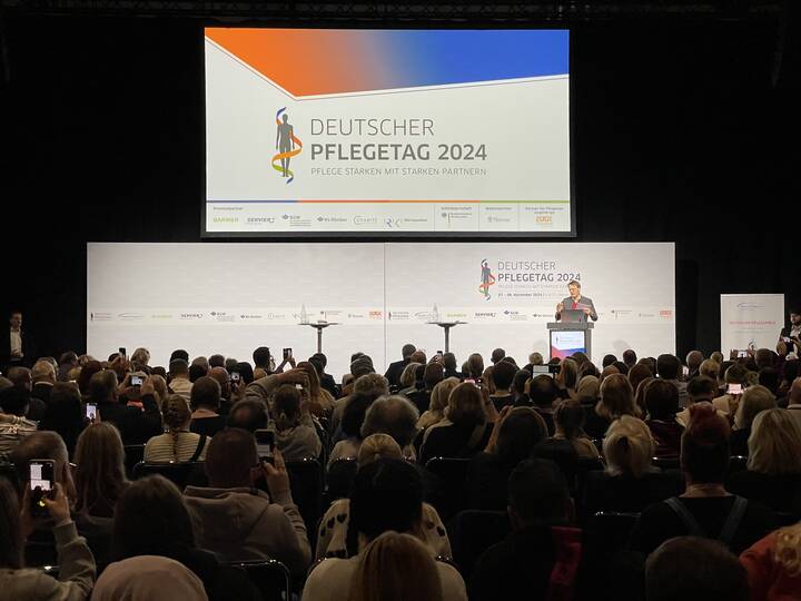 Angesichts des Koalitionsbruchs hat Gesundheitsminister Lauterbach zum Auftakt des Deutschen Pflegetags zu laufenden Gesetzgebungsverfahren Stellung bezogen.