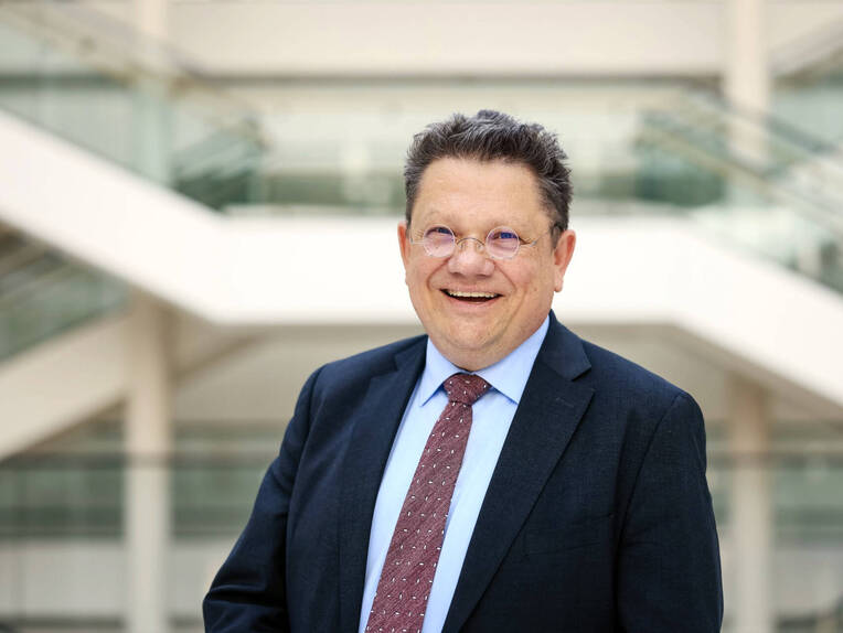 Nach zwei Anti-Gewalt-Gipfeln startet Andreas Philippi eine Bundesratsinitiative gegen Gewalt in Kliniken. Warum Gesetze nicht reichen und welche Maßnahmen nötig sind, erklärt er im Interview.