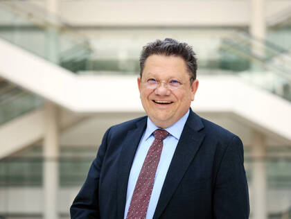 Nach zwei Anti-Gewalt-Gipfeln startet Andreas Philippi eine Bundesratsinitiative gegen Gewalt in Kliniken. Warum Gesetze nicht reichen und welche Maßnahmen nötig sind, erklärt er im Interview.