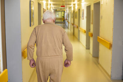 Es gibt einen neuen kostenfreien ZQP-Praxisleitfaden zur Erstellung von Gewaltschutzkonzepten für Pflegeheime mit Grundlagenwissen, Praxistipps, einem Check-up zur Risikoanalyse sowie einer Mustervorlage. 