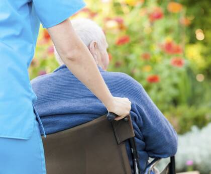 Milliardendefizite bedrohen die Pflegeversicherung. Eine Anhörung im Bundestag zeigt Reformbedarf, Verdi warnt vor Personalabbau und private Anbieter fordern weniger Bürokratie.
