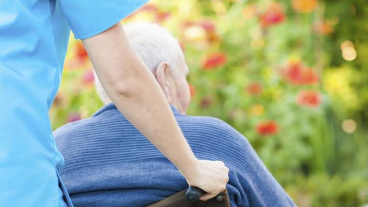 Für eine umfassende 24-Stunden-Pflege im häuslichen Umfeld sind täglich 21 Stunden mit Mindestlohn zu vergüten. 