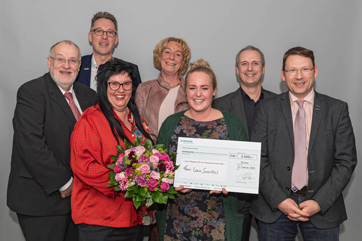 Intensivpflegerin Lena Scholten hat den von B. Braun gestifteten Hanse-Pflegepreis für die beste fachpraktische Arbeit erhalten.