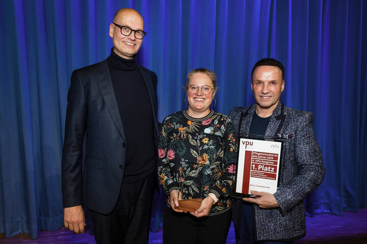 Nicole Feldmann vom Klinikum Oldenburg wurde vom VPU als Pflegeinnovatorin 2025 ausgezeichnet. Die Pflegewissenschaftlerin wurde für ihre Expertise in den Bereichen Delir und Wundversorgung in der Herzchirurgie geehrt. 