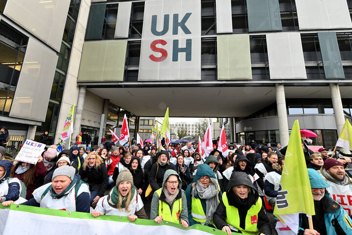 Pflegende in Schleswig-Holstein haben am Donnerstag für bessere Arbeitsbedingungen am Universitätsklinikum (UKSH) demonstriert. 