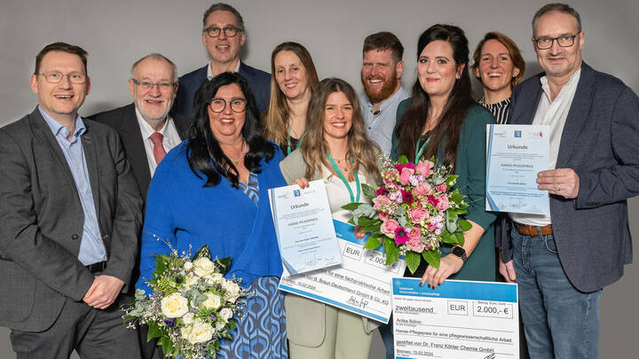 Zwei Pflegefachpersonen haben auf dem Symposium für Intensivmedizin und Intensivpflege in Bremen für ihre Leistungen eine Ehrung erhalten. 