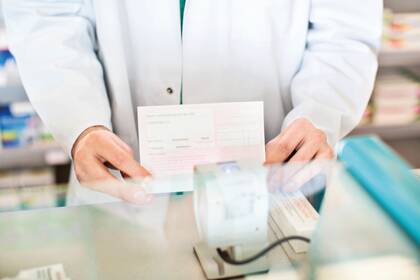 ApoVWG im Bundestag: Direkte Rezeptübermittlung, Schnelltests in Pflegeeinrichtungen und Arzneimittelabgabe in Ausnahmesituationen sollen Prozesse in der Langzeitpflege vereinfachen und die Versorgung stabilisieren. 