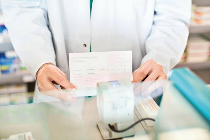 ApoVWG im Bundestag: Direkte Rezeptübermittlung, Schnelltests in Pflegeeinrichtungen und Arzneimittelabgabe in Ausnahmesituationen sollen Prozesse in der Langzeitpflege vereinfachen und die Versorgung stabilisieren. 