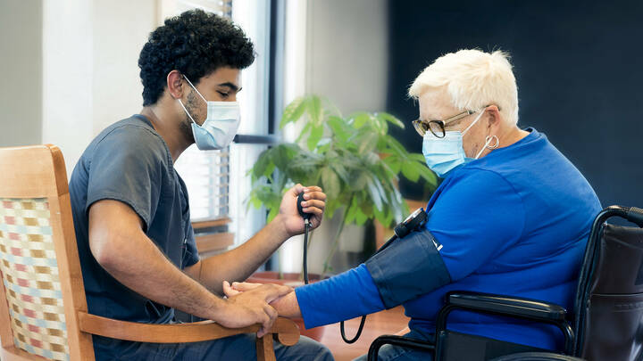 Die DGP hat eine S1-Leitlinie zur sozialen Teilhabe und Lebensqualität in der stationären Altenhilfe veröffentlicht.