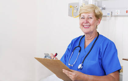 In NRW droht ein massiver Personalmangel in der stationären Langzeitpflege. Eine Analyse der Pflegekammer zeigt: In vielen Städten gehen bald vier von zehn Pflegefachpersonen in Rente – bei kaum Nachwuchs. In NRW droht ein massiver Personalmangel in der stationären Langzeitpflege. Eine Analyse der Pflegekammer zeigt: In vielen Städten gehen bald vier von zehn Pflegefachpersonen in Rente – bei kaum Nachwuchs.