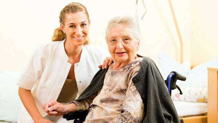 NRW baut Ausbildung für Altenpflegehelfer aus
