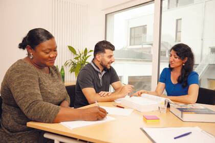 Im Modellprojekt "INGE" absolvieren Personen mit Zuwanderungsgeschichte eine Ausbildung in der Pflege.