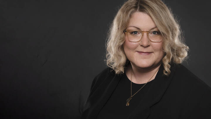 Ein Kommentar von Sandra Mehmecke: Warum Pflegefachpersonen ärztlich gerahmte Tätigkeiten längst übernehmen und der aktuelle Cochrane‑Review zeigt, dass das deutsche System die pflegerische Realität noch immer ausbremst.