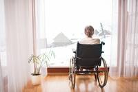 Dürfen Pflegende Angehörige aus dem Zimmer schicken? Unsere Fachanwältin für Arbeits- und Medizinrecht, Isabel Romy Bierther, gibt Antwort. 
